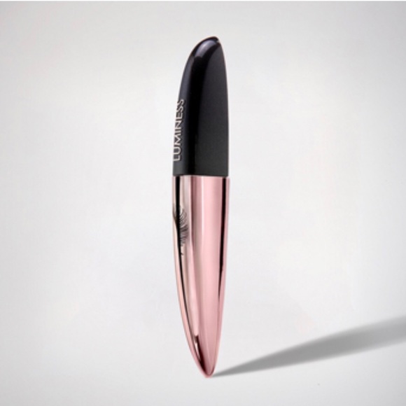 🐝• Distraction Mascara In Black -Luminess Beauty - Picture 4 of 6